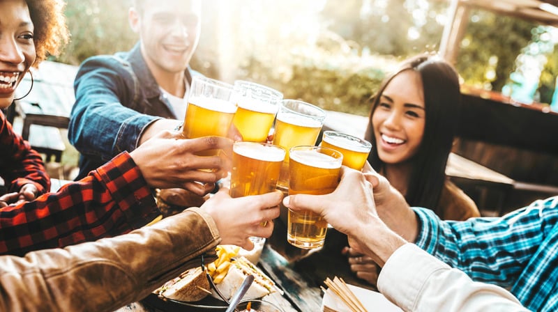 Friends clinking beer glasses
